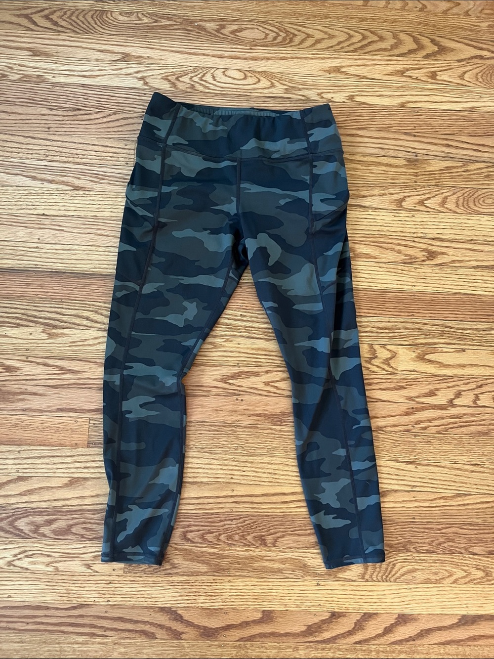 Athleta Camo Leggings Size M High Rise 7/8 Zip Pocket Performance Tight